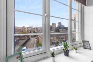een raam met uitzicht op de stad bij Cozy Flat near London Eye/ Victoria / Vauxhall in Londen