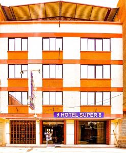 a building with a hotel superstar sign in front of it at Hotel El Super 8 in Cochabamba