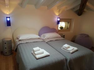 ein Schlafzimmer mit einem Bett mit zwei Handtüchern darauf in der Unterkunft B&B Bergamo Alta in Bergamo