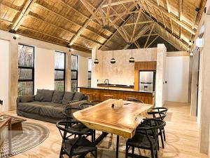 un salon avec une table en bois et un canapé dans l'établissement Villa Toh, à Tulum