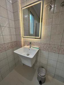 a bathroom with a sink and a mirror at سمو سويت للشقق المخدومة 2 Smo Suites in Riyadh