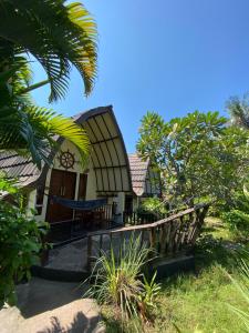 a view of the house from the garden at Mustika Ocean Lodge in Gili Air