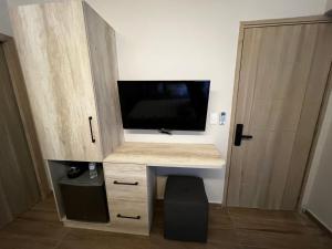 a desk with a flat screen tv in a room at Habitación Cerezo en Palmerola, Comayagua in Comayagua