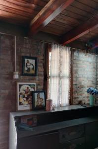 uma sala de estar com lareira e uma janela em El quincho em Las Padercitas