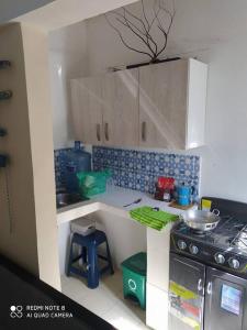 a toy kitchen with a counter and a stove at apartamento2 cerca a la playa en San Andrés isla in San Andrés