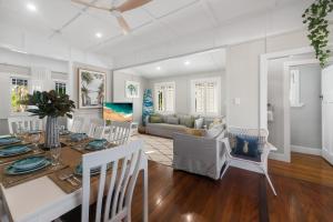 Χώρος καθιστικού στο Stunning Beach House & Glamping tent - Sunshine Coast