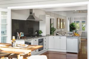 Η κουζίνα ή μικρή κουζίνα στο Stunning Beach House & Glamping tent - Sunshine Coast