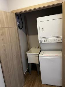 a small bathroom with a sink and a washing machine at Habitación Cerezo en Palmerola, Comayagua in Comayagua