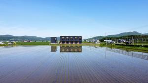 ein Gebäude inmitten eines großen Wasserkörpers in der Unterkunft Yadoya YADOKARI 2nd in Pippu