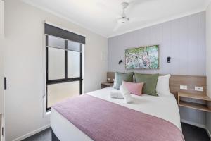 Un dormitorio con una cama grande y una ventana en Ingenia Holidays Cape Paterson, en Cape Paterson