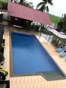 สระว่ายน้ำที่อยู่ใกล้ ๆ หรือใน Rainiers Private Resort House with 2 rooms