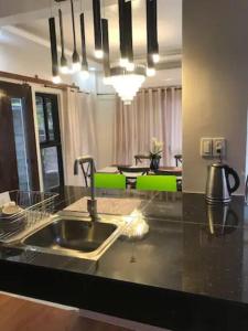 uma cozinha com um lavatório e uma bancada em Rainiers Private Resort House with 2 rooms 