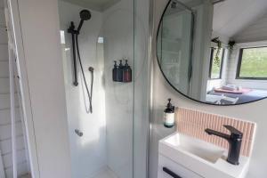 Koupelna v ubytování Heathcote Valley Tiny House - Tiny Stays