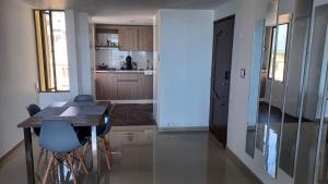 Kuchyň nebo kuchyňský kout v ubytování Riohacha III apartamento comodo y seguro perfectos para trabajar o vacacionar con balcón FRENTE AL MALECON