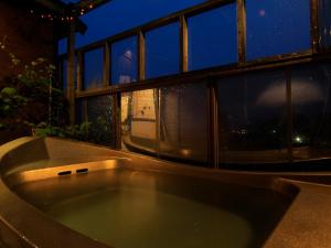 bañera frente a una ventana por la noche en Naitouya, en Minamichita