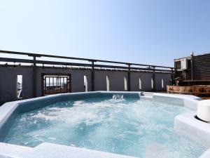 a hot tub on the roof of a building at Naitouya in Minamichita