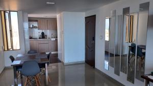 eine Küche und ein Esszimmer mit einem Tisch und Stühlen in der Unterkunft RH03 Riohacha apartamento perfecto para trabajar o vacacionar frente a la playa in Ríohacha
