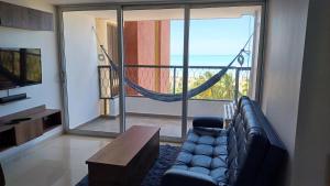 ein Wohnzimmer mit einem Sofa und einem großen Fenster in der Unterkunft RH03 Riohacha apartamento perfecto para trabajar o vacacionar frente a la playa in Ríohacha