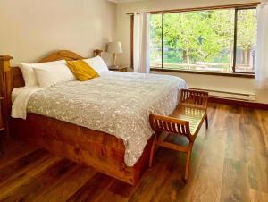 A bed or beds in a room at Ruby Lake Resort
