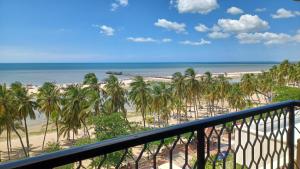 - une vue sur la plage depuis le balcon du complexe dans l'établissement RH03 Riohacha apartamento perfecto para trabajar o vacacionar frente a la playa, à Ríohacha