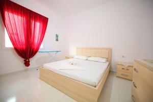 Katil atau katil-katil dalam bilik di Kabasa Apartments Vlorë