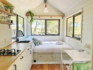 1 dormitorio pequeño con 1 cama en una casa pequeña en Mornington Peninsula Tiny House - Tiny Stays en Red Hill