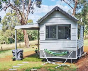 una casetta minuscola con amaca in cortile di Mornington Peninsula Tiny House - Tiny Stays a Red Hill