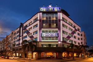 un edificio de hotel con un cartel encima en V Hotel Kuala Lumpur, en Kuala Lumpur