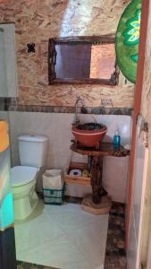 y baño con lavabo y aseo. en Alojamiento Natural La Cueva de Morgan San Rafael, en San Rafael