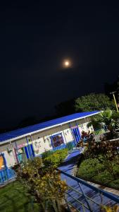 un edificio con puertas azules y una luna en el cielo en Finca Hotel Villa Celeste, en Quimbaya