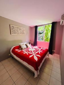 เตียงในห้องที่ Vahinerii Cosy Apt Tahiti
