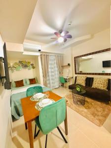 Sala de estar con cama y mesa de comedor en Lengs Place 2 - Studio Unit with Balcony at Inspiria Condo en Davao