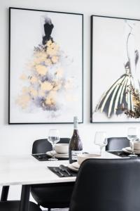 comedor con mesa y 2 copas de vino en Mega Style Apartments Capri, en Melbourne