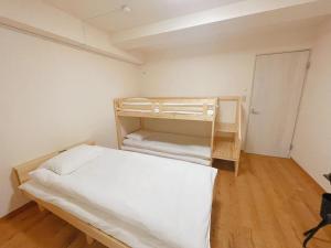 東京にある匯金上板橋ビルの小さなベッドルーム(二段ベッド1組、クローゼット付)