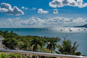 エアリービーチにあるWhitsunday Beachfront Apartment on Broadwaterの海上のボートが乗るビーチの景色