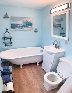 a bathroom with a tub and a toilet and a sink at Historic 2 Cats Inn in Bar Harbor