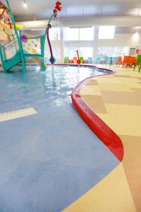 - une piscine avec toboggan dans la salle de sport dans l'établissement Rapid River Lodge, à Baxter
