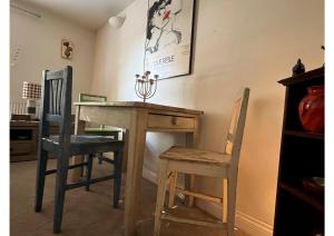 een eettafel met 2 stoelen en een kaars bij Henrietta's Central Frome Apartment in Frome