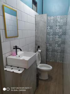 łazienka z umywalką i toaletą w obiekcie Baan Minnie 2 bedroom home 400m from Saikaew beach w mieście Ko Samet