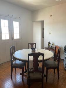 uma sala de jantar com mesa e cadeiras em Apart 603 - Centro Histórico em Itu
