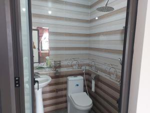 a bathroom with a toilet and a sink at Hotel Như Nguyệt in Việt Yên