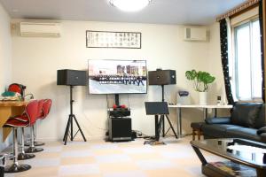 a living room with a flat screen tv and speakers at 山中湖リゾートハウス in Yamanakako
