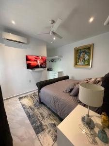 - une chambre avec un lit et une table avec une lampe dans l'établissement Casa Caribe Chetumal, à Chetumal