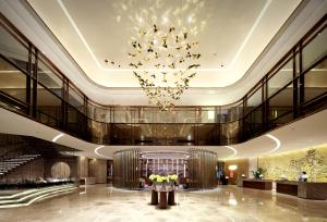 a lobby of a hotel with a chandelier at White Swan VYV Hotel, Foshan in Foshan