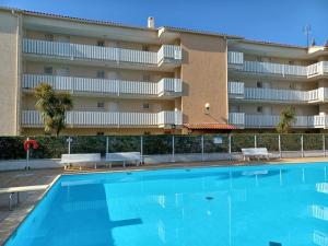 Бассейн в Charmant appart. 500m plages des Sablettes или поблизости