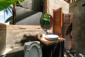 Silebeng的住宿－The Rampage House，一间带水槽、卫生间和镜子的浴室