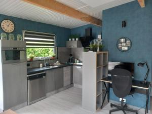 Kitchen o kitchenette sa Luxe Recreatie Bungalow NO 10