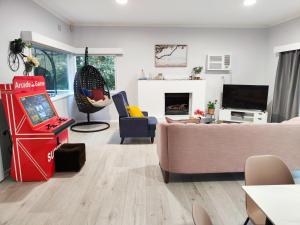 ein Wohnzimmer mit einem Videospiel in der Mitte in der Unterkunft Lake View House entire house in Gosford