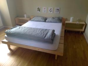 um quarto com uma cama grande e lençóis brancos em Sunny Center Apartment em Skopje