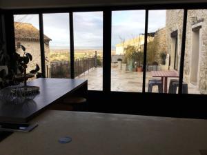 Cette chambre dispose d'une fenêtre donnant sur un patio. dans l'établissement Mas provençal dans un lieu exceptionnel, à Bollène 6 autres photos